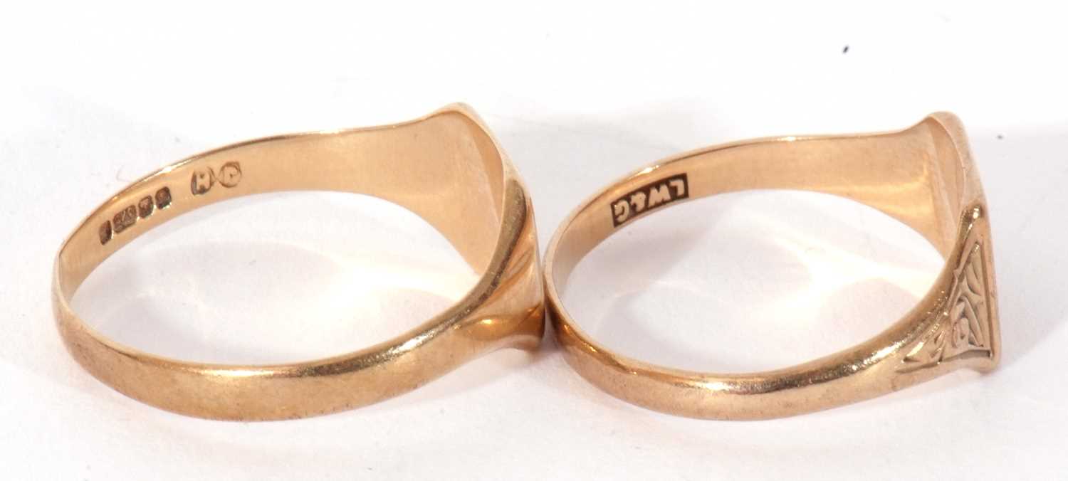 Two 9ct gold signet rings, both with partial engraved detail, g/w 3.0gms - Image 6 of 10