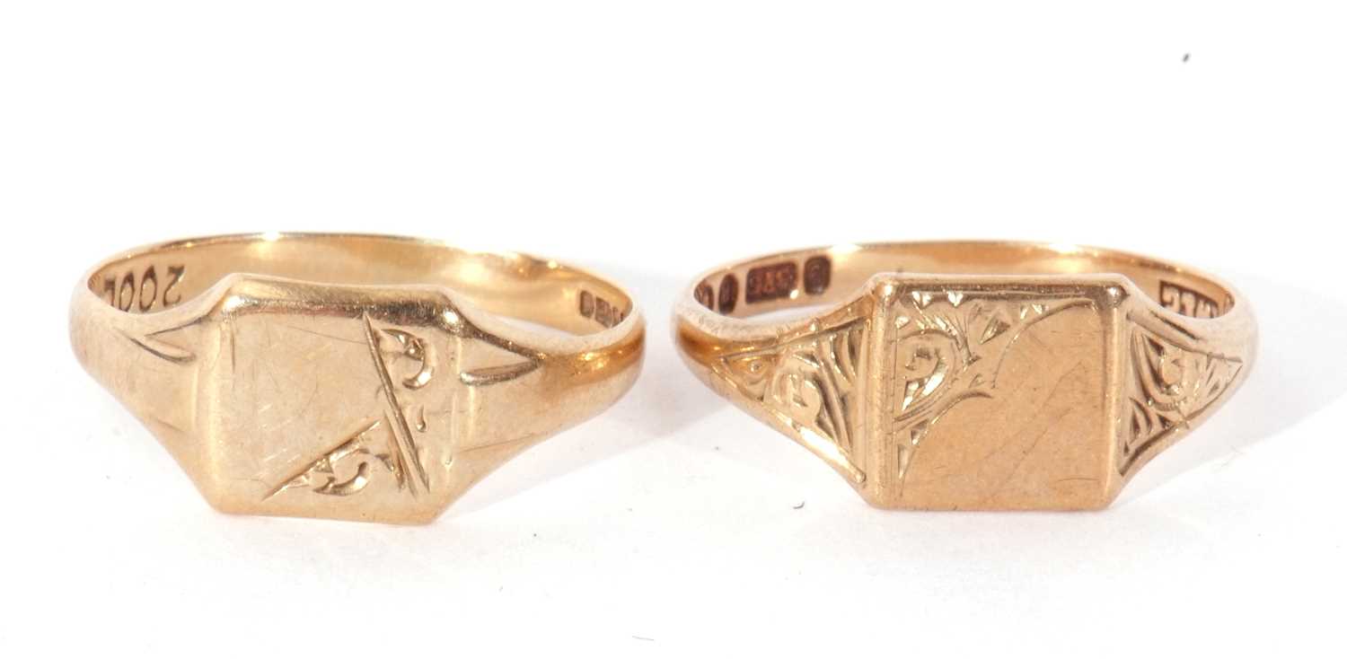 Two 9ct gold signet rings, both with partial engraved detail, g/w 3.0gms - Image 3 of 10