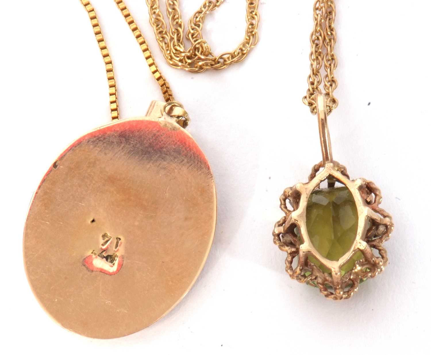 Mixed Lot: 14k stamped pendant suspended from a 585 marked box chain, a green stone pendant - Image 5 of 5