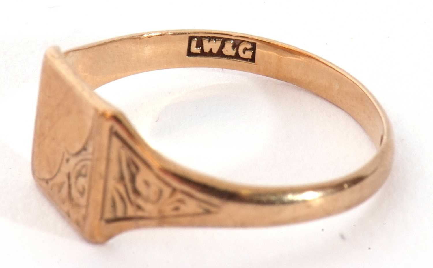 Two 9ct gold signet rings, both with partial engraved detail, g/w 3.0gms - Image 7 of 10