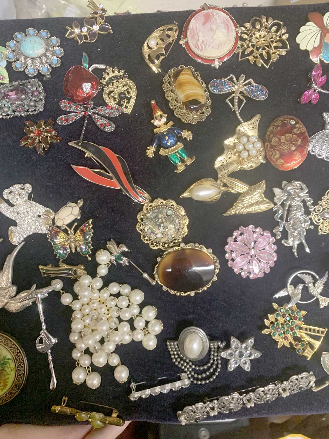 Pad of approx 85 costume brooches - Image 5 of 6