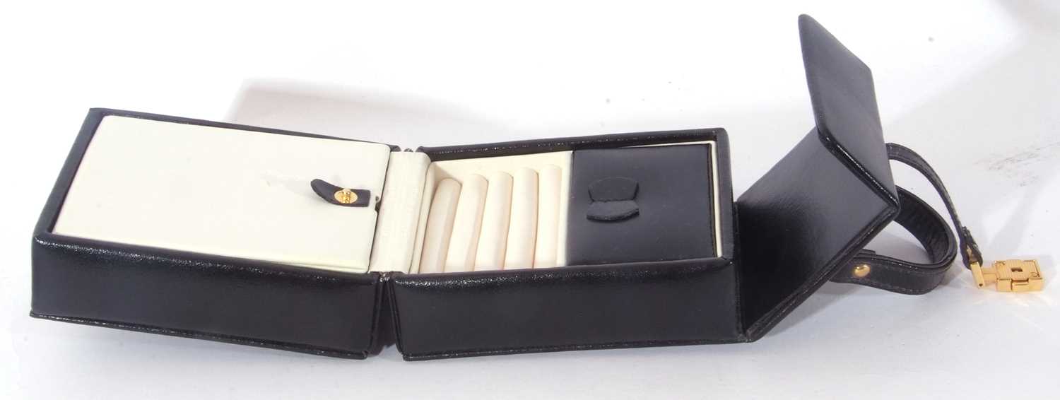 Small folding leatherette jewel box to include costume brooches, pendant necklace and earrings etc - Image 3 of 4