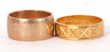 Mixed Lot to include a high grade yellow metal wedding ring with chased and engraved geometric