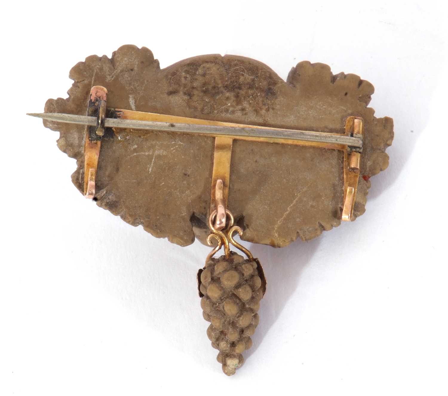 Antique lava brooch in relief a head between vine leaves with a bunch of grapes dropper below, 5cm - Image 3 of 3