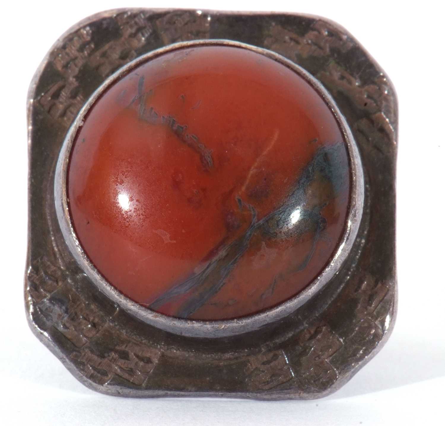 Large silver and agate designer ring, the round cabochon agate bezel set in a rectangular panel, - Image 2 of 6
