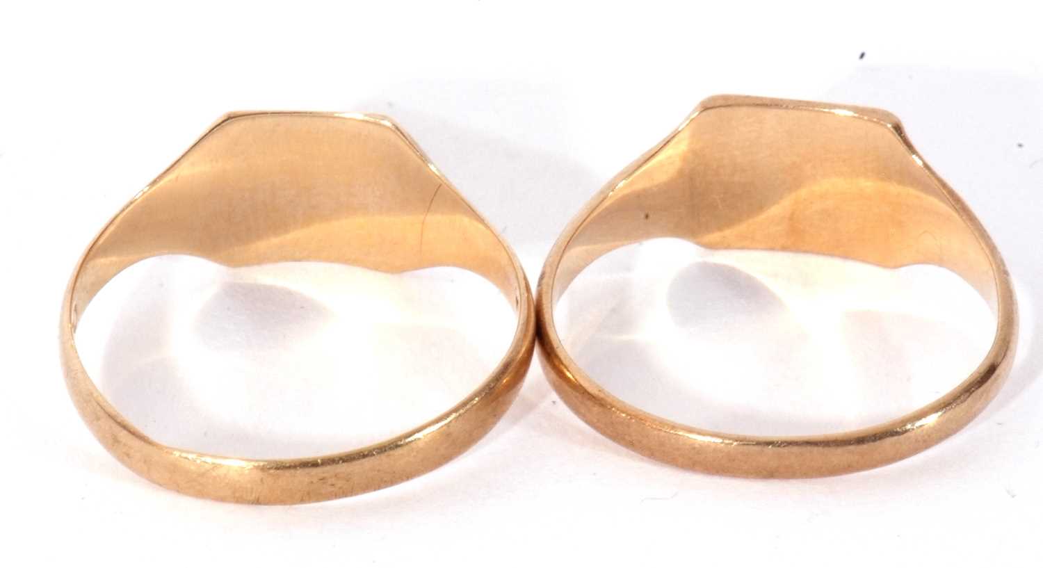Two 9ct gold signet rings, both with partial engraved detail, g/w 3.0gms - Image 5 of 10