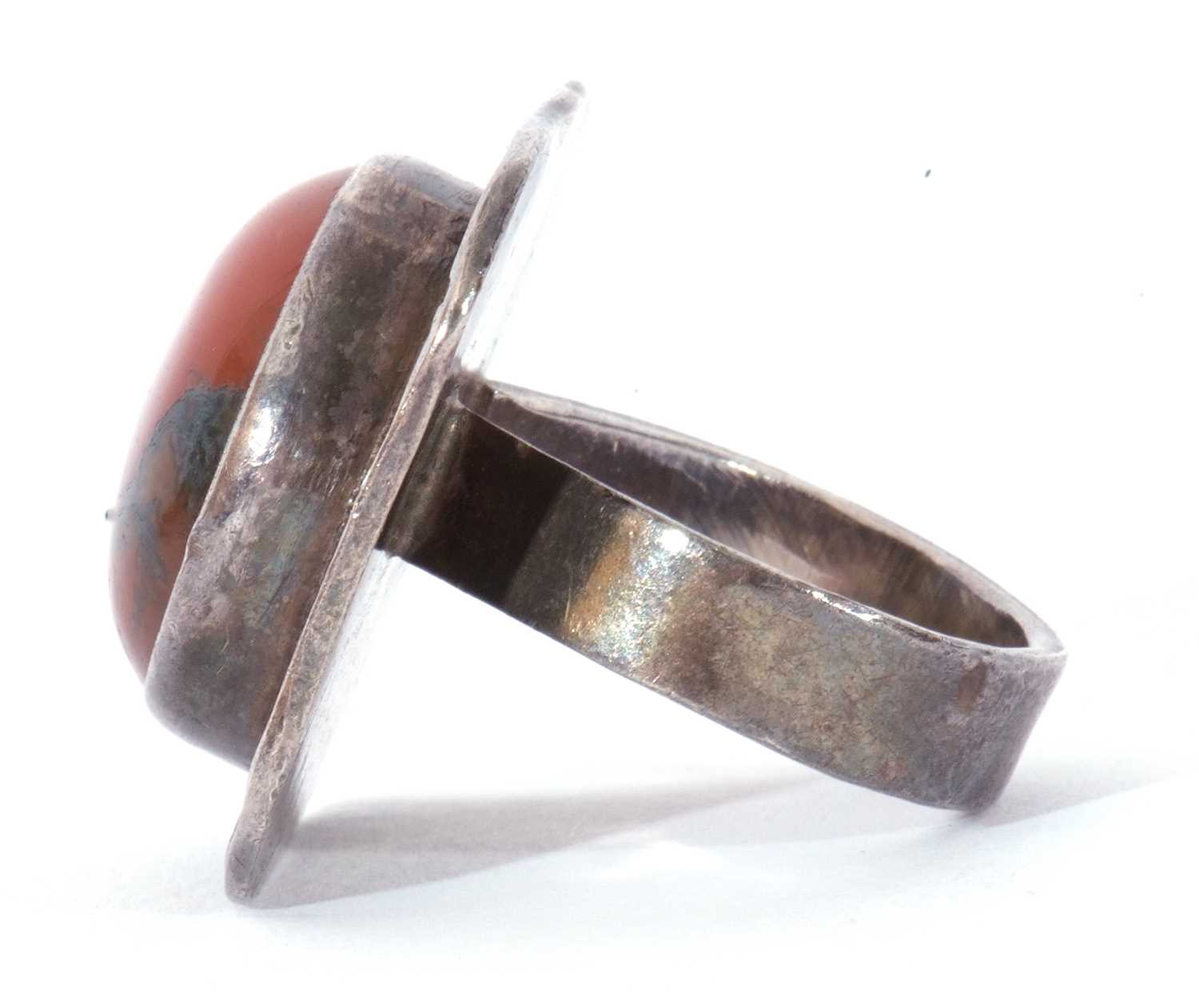 Large silver and agate designer ring, the round cabochon agate bezel set in a rectangular panel, - Image 3 of 6