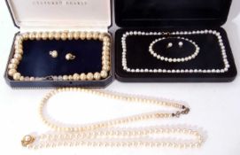 Mixed Lot to include a cased modern freshwater pearl necklace, bracelet, and earrings, each clasp
