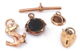 Mixed Lot: antique 9ct gold swivel fob with bloodstone and carnelian panels, a 9ct gold T-bar, a 9ct