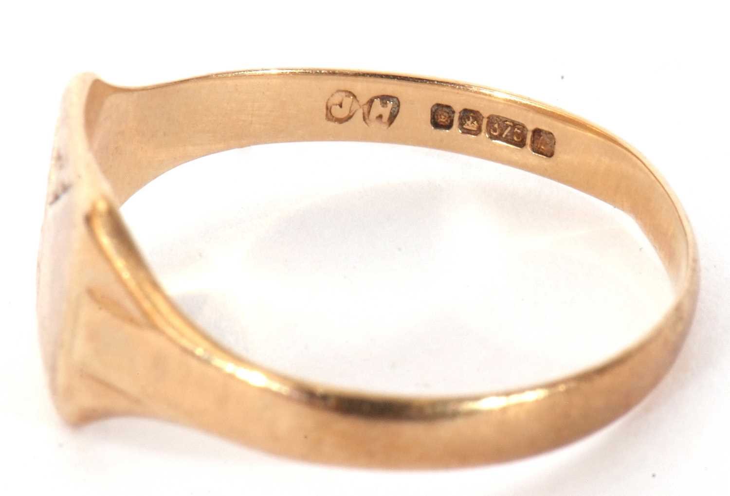 Two 9ct gold signet rings, both with partial engraved detail, g/w 3.0gms - Image 9 of 10