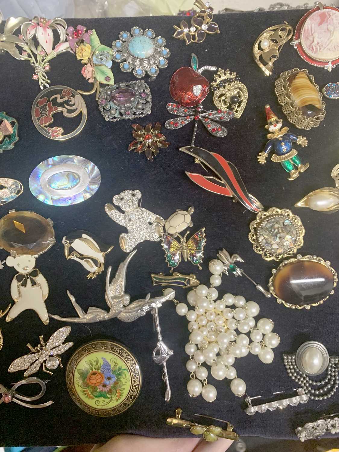 Pad of approx 85 costume brooches - Image 4 of 6