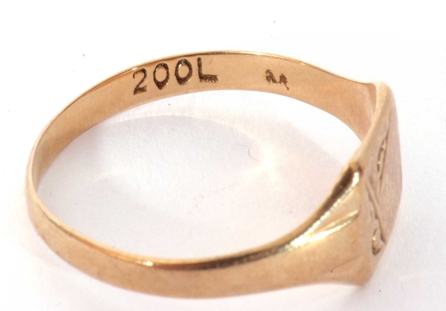 Two 9ct gold signet rings, both with partial engraved detail, g/w 3.0gms - Image 10 of 10