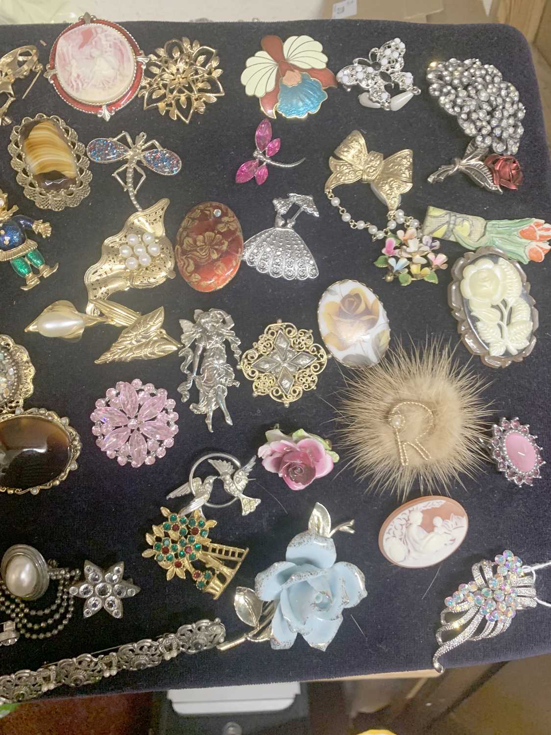 Pad of approx 85 costume brooches - Image 6 of 6