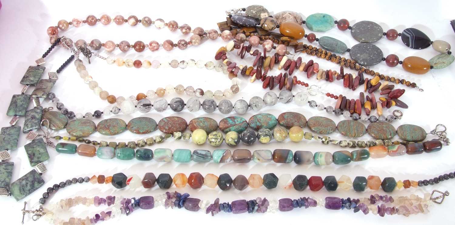 Small quantity of stone and bead necklaces (qty)