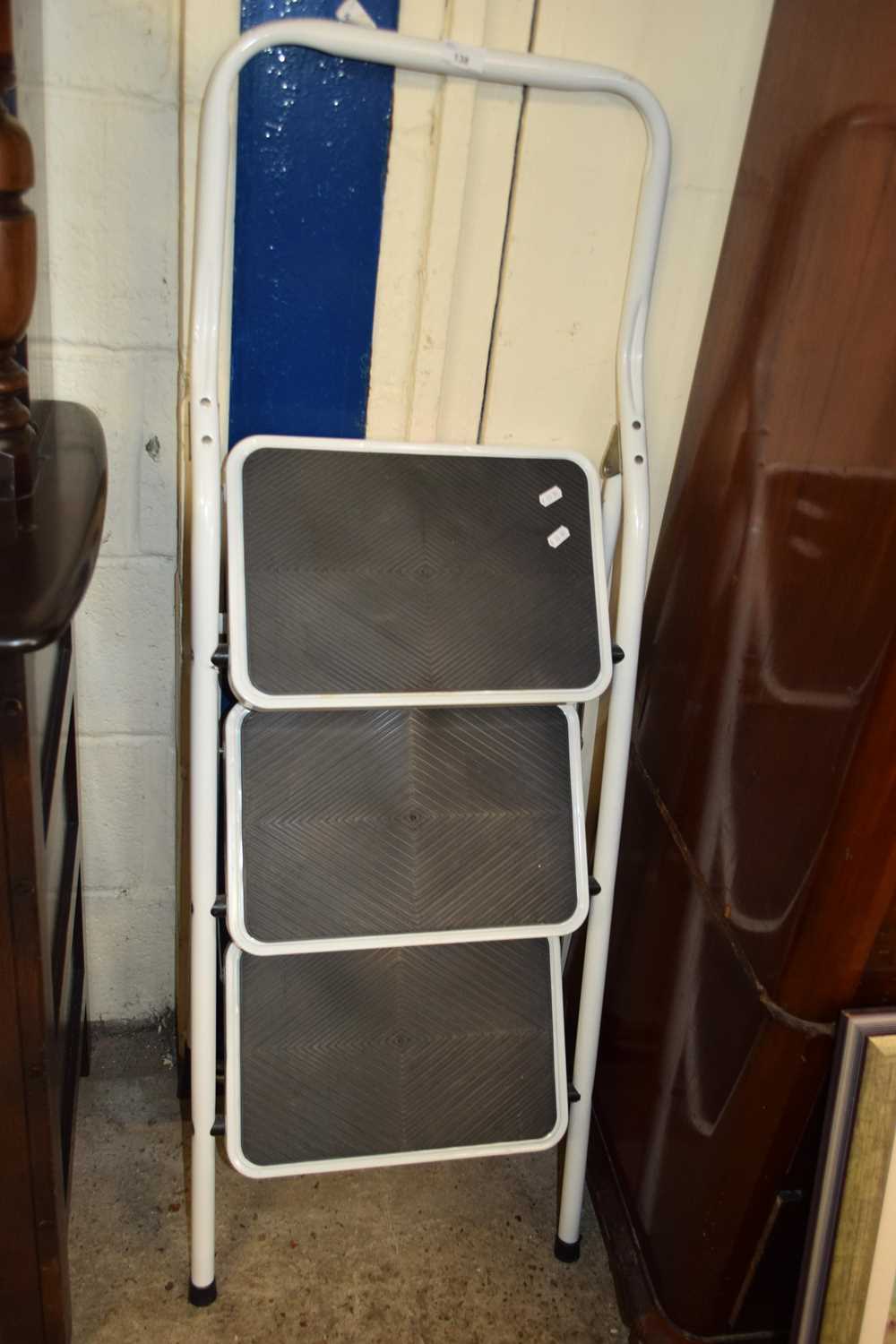 FOLDING STEP LADDER