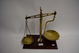 SMALL PAIR OF VICTORIAN BRASS BEAM SCALES ON WOODEN PLINTH BASE