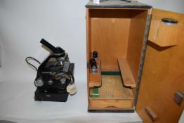 GILLETT & SIBERT VINTAGE ELECTRIC MONOCULAR MICROSCOPE MARKED '10866' IN FITTED WOODEN CASE