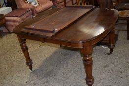 LATE 19TH/EARLY 20TH CENTURY MAHOGANY OVAL DINING TABLE WITH EXTRA EXTENSION LEAF, 109CM WIDE