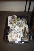 LARGE BOX OF MIXED LOOSE CIGARETTE CARDS AND TEA CARDS