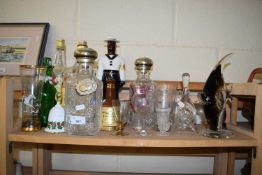 MIXED LOT TO INCLUDE ART GLASS FISH, DECANTERS, VARIOUS BOTTLES, DRINKING GLASSES ETC