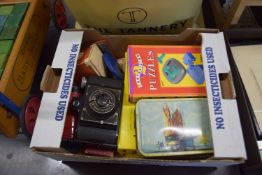 BOX OF MIXED ITEMS TO INCLUDE MINIBRIX, VINTAGE CAMERA, POST OFFICE SAVINGS TIN AND OTHER ITEMS