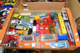 BOX OF MIXED TOY VEHICLES TO INCLUDE MATCHBOX, BURAGO AND OTHERS