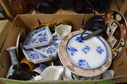 BOX OF MIXED CERAMICS TO INCLUDE VILLEROY & BOCH HORS D'OEUVRES DISHES, VARIOUS DECORATED PLATES,
