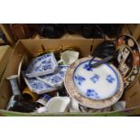 BOX OF MIXED CERAMICS TO INCLUDE VILLEROY & BOCH HORS D'OEUVRES DISHES, VARIOUS DECORATED PLATES,