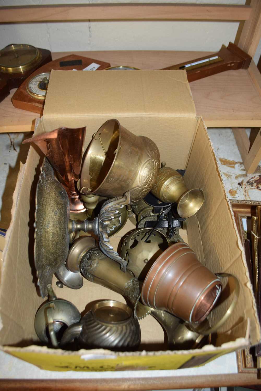BOX OF MIXED METAL WARES TO INCLUDE HORSE BRASSES, RHODESIAN COPPER VASE, VARIOUS BRASS VASES AND