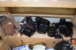 MIXED LOT - CAMERAS TO INCLUDE OLYMPUS OM10, PLUS VARIOUS ACCESSORIES