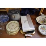 MIXED LOT - VARIOUS SERVING TRAYS, PLACE MATS, BOXED GLASS WARES ETC