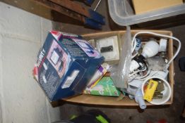 BOX OF VARIOUS MIXED GARAGE CLEARANCE SUNDRIES TO INCLUDE FLOODLIGHTS