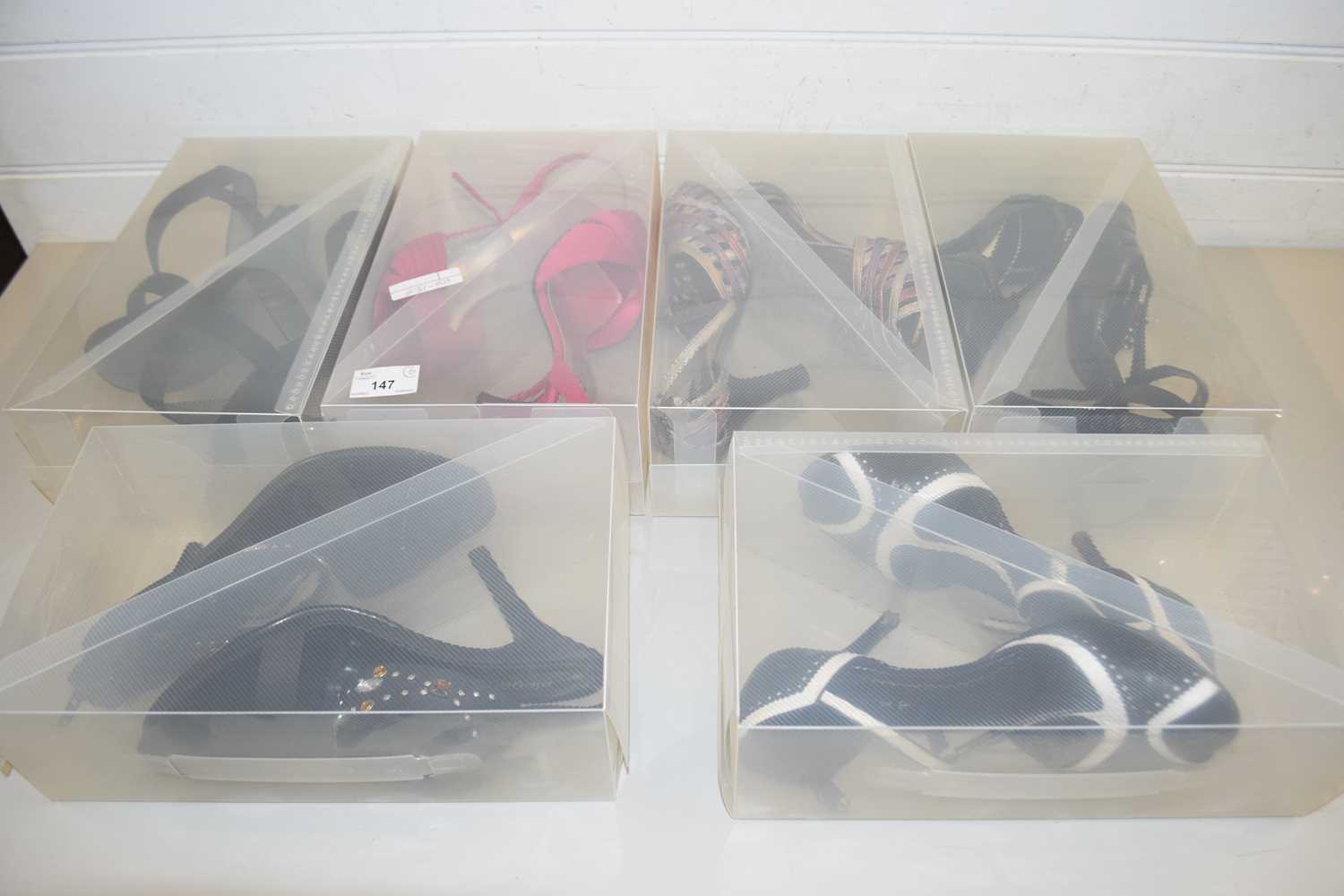 6 PAIRS OF LADIES SHOES