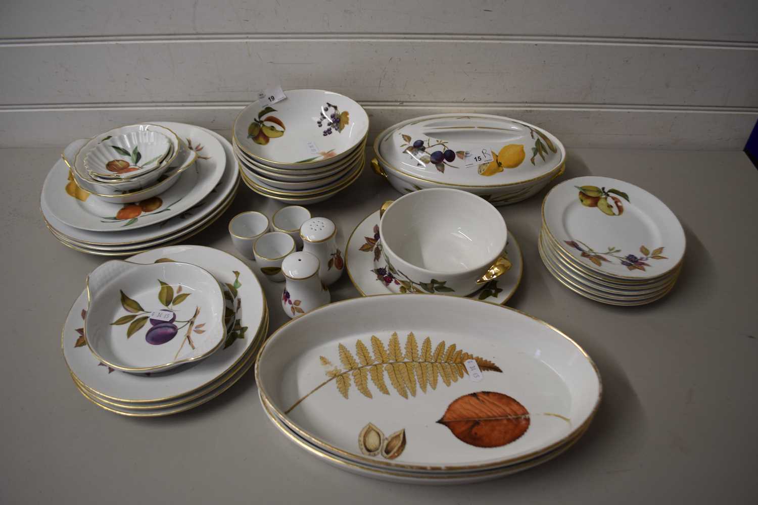 QUANTITY OF ROYAL WORCESTER EVESHAM PATTERN TABLE WARES