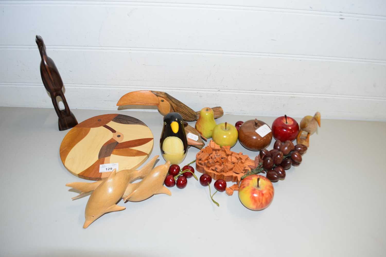 MIXED LOT, VARIOUS ASSORTED BIRD ORNAMENTS, WOODEN FRUIT ETC