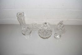 MIXED LOT OF GLASS WARES TO INCLUDE CRYSTAL SWAN, FURTHER MODEL ELEPHANT AND OTHER ASSORTED SMALL