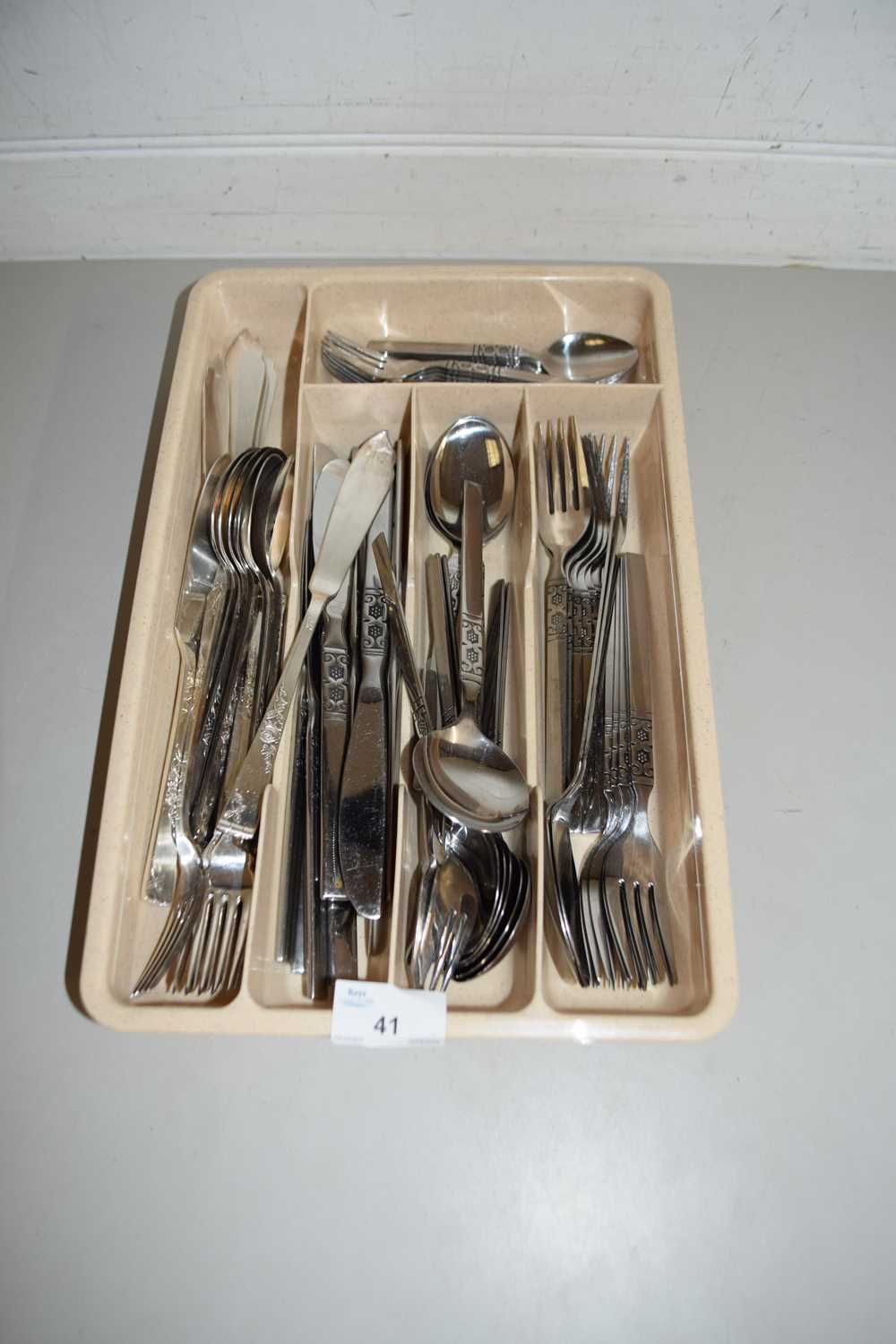 TRAY OF SILVER PLATED CUTTLERY