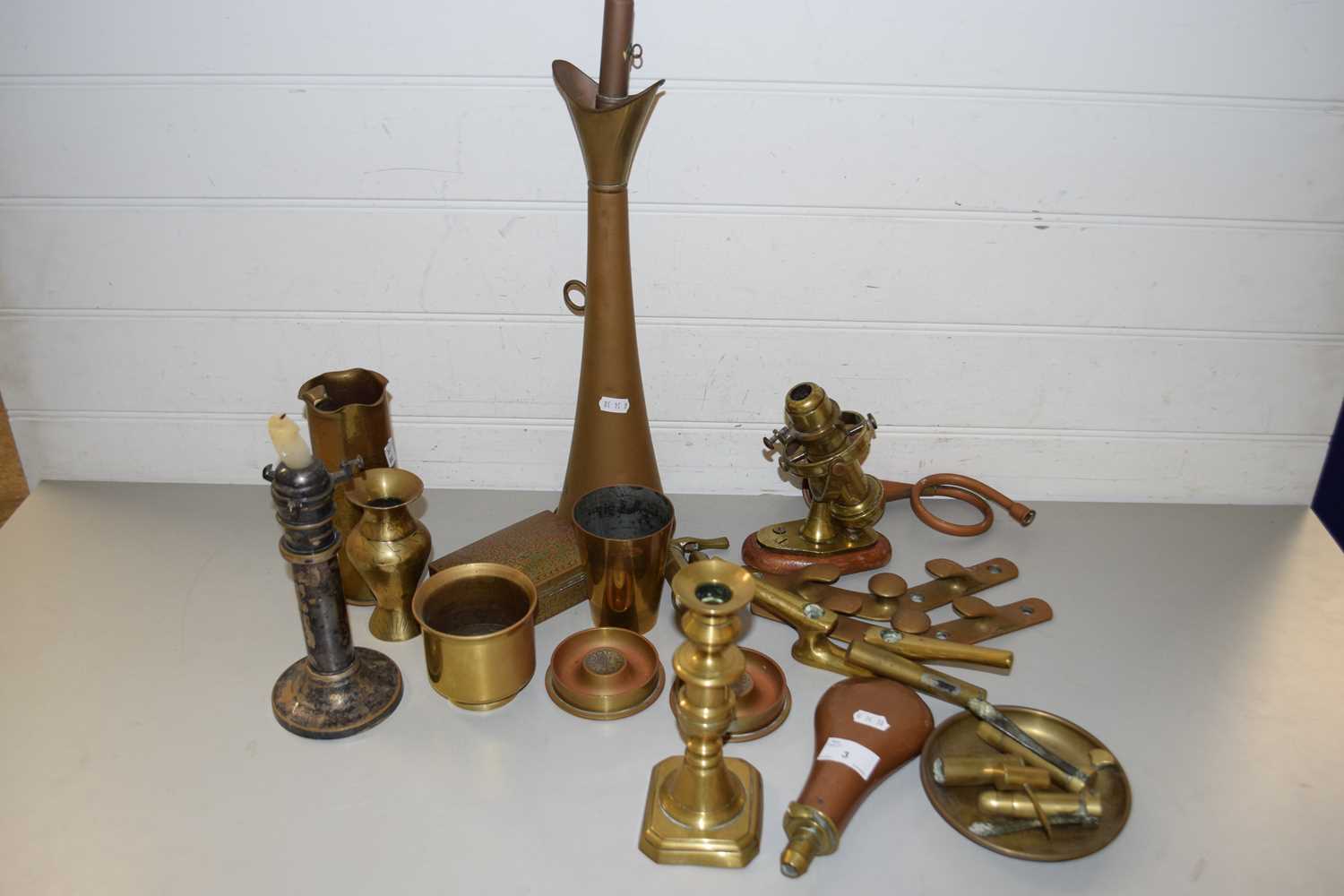 MIXED LOT: VARIOUS BRASS AND COPPER WARES TO INCLUDE SHIPS LIGHT FITTING, COPPER SHOT FLASK,