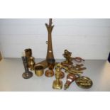 MIXED LOT: VARIOUS BRASS AND COPPER WARES TO INCLUDE SHIPS LIGHT FITTING, COPPER SHOT FLASK,
