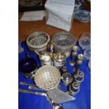 MIXED LOT: VARIOUS SILVER PLATED WARES TO INCLUDE CRUET ITEMS, ROSE BOWL, SALAD SERVERS ETC