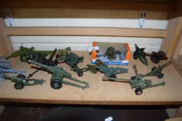 MIXED LOT: VARIOUS DYE CAST AND OTHER MODEL FIELD GUNS AND CANNONS TO INCLUDE BRITAINS AND CRESCENT