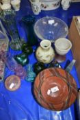 MIXED LOT, VARIOUS DECORATED GLASS VASES, BOWLS AND OTHER ITEMS