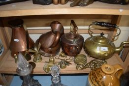 MIXED LOT: VARIOUS COPPER AND BRASS WARES TO INCLUDE KETTLES, JUGS, ORNAMENTS ETC