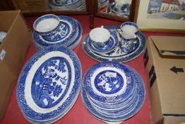 QUANTITY OF WILLOW PATTERN DINNER WARE