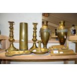 MIXED LOT: VARIOUS BRASS WARES TO INCLUDE SHELL CASE, CANDLESTICK, DESK STAND, VASES ETC