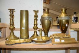 MIXED LOT: VARIOUS BRASS WARES TO INCLUDE SHELL CASE, CANDLESTICK, DESK STAND, VASES ETC