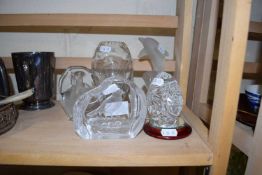 QUANTITY MODERN ART GLASSWARES TO INCLUDE PLAQUES, MODEL DOLPHIN, CUT GLASS EGG ETC