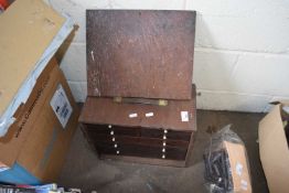 VINTAGE WORKSHOP CHEST OF DRAWERS CONTAINING A VARIETY OF ASSORTED TOOLS