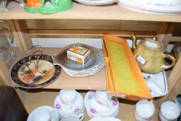 MIXED LOT: CERAMICS TO INCLUDE CARLTON WARE RECTANGULAR SERVING DISHES, NORWEGIAN DAISY PATTERN