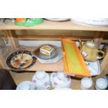 MIXED LOT: CERAMICS TO INCLUDE CARLTON WARE RECTANGULAR SERVING DISHES, NORWEGIAN DAISY PATTERN